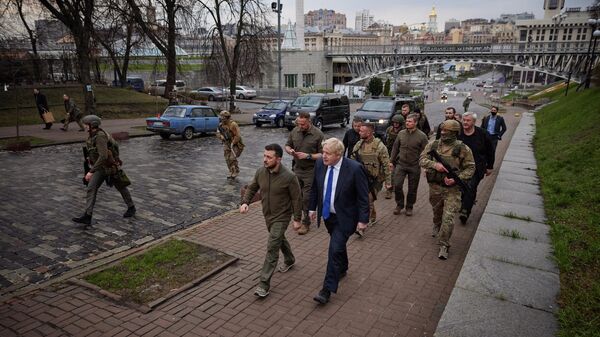 Vladimir Zelensky e Boris Johnson andam pelas ruas centrais de Kiev, Ucrânia, 9 de abril de 2022 - Sputnik Brasil
