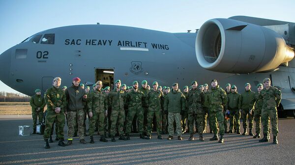 Nesta foto fornecida pelo Ministério da Defesa Nacional da Lituânia, soldados noruegueses do batalhão de presença avançada da OTAN posam em um avião militar ao chegarem a um aeroporto em Kaunas, Lituânia, domingo, 27 de fevereiro de 2022 - Sputnik Brasil