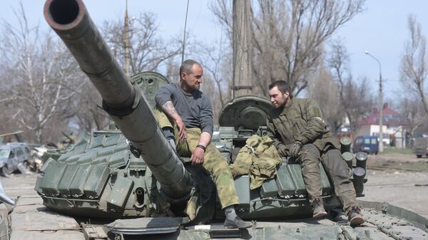 Combatentes da Milícia Popular da República de Donetsk sentados em tanque na linha de frente em Mariupol, República Popular de Donetsk - Sputnik Brasil