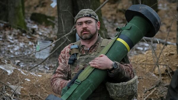 Membro do serviço ucraniano detém um sistema de mísseis Javelin em uma posição na linha de frente na região norte de Kiev, 13 de março de 2022 - Sputnik Brasil