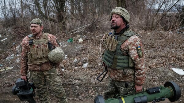 Militares ucranianos seguram um sistema de mísseis Javelin, em posição na linha de frente na região norte de Kiev, Ucrânia, em 13 de março de 2022 - Sputnik Brasil