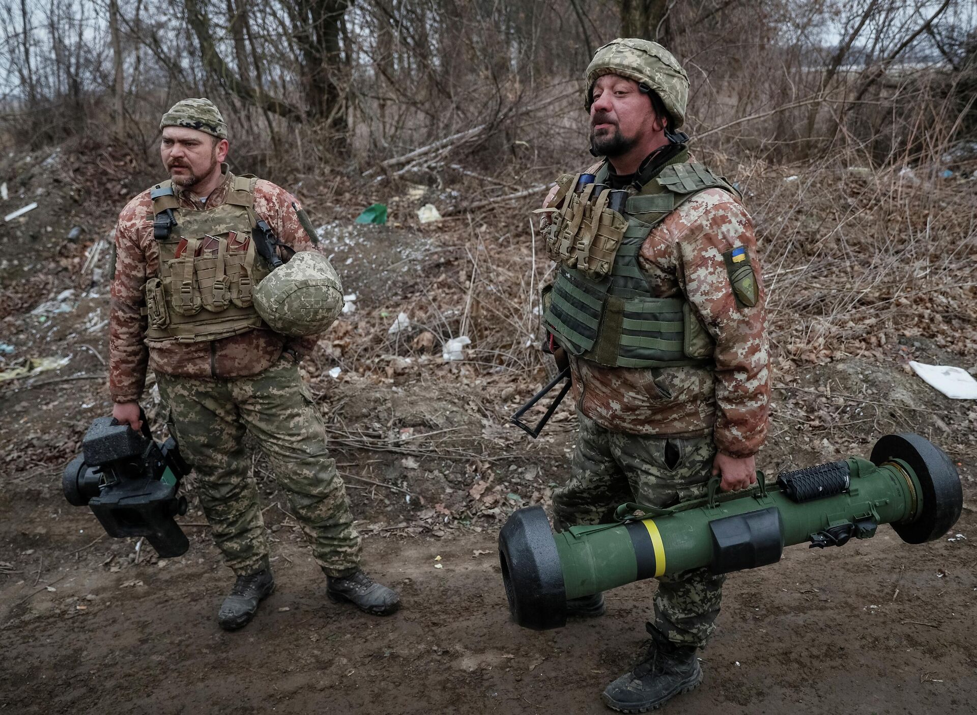 Militares ucranianos seguram um sistema de mísseis Javelin, em posição na linha de frente na região norte de Kiev, Ucrânia, em 13 de março de 2022 - Sputnik Brasil, 1920, 10.04.2022