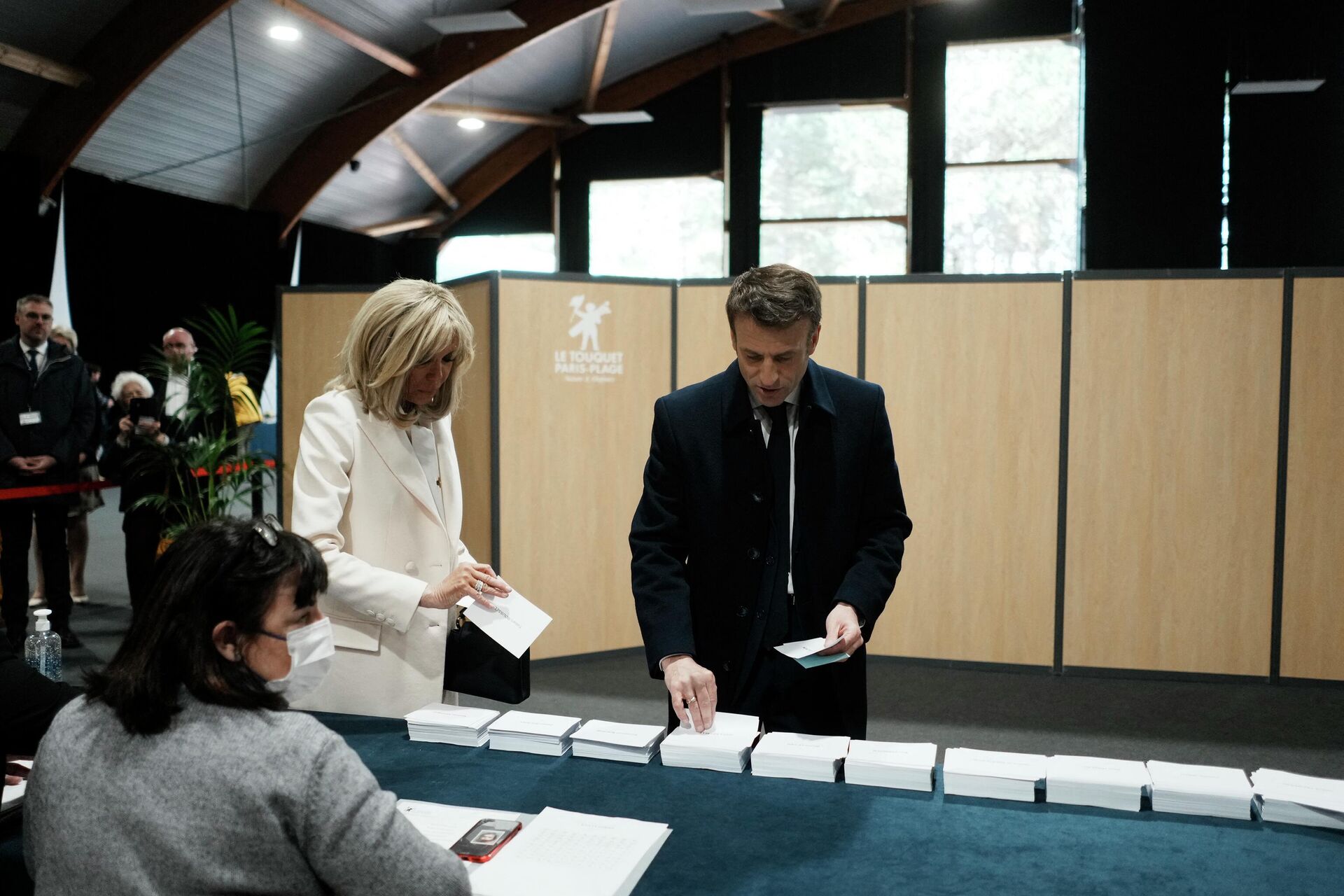 O presidente da França e candidato presidencial Emmanuel Macron e sua esposa Brigitte Macron durante votação no primeiro turno da eleição presidencial da França, em Le Touquet, no norte do país, em 10 de abril de 2022 - Sputnik Brasil, 1920, 10.04.2022