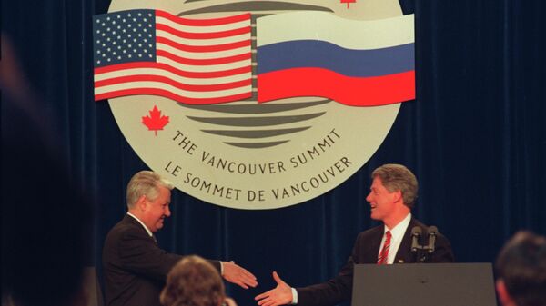 Boris Yeltsin (à esquerda) e Bill Clinton (à direita), presidentes da Rússia e dos EUA, respetivamente, apertam mãos durante coletiva de imprensa em Vancouver, Colúmbia Britânica, Canadá, 4 de abril de 1993 - Sputnik Brasil