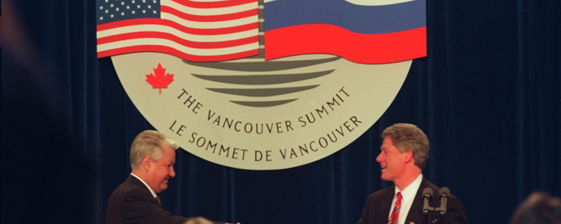 Boris Yeltsin (à esquerda) e Bill Clinton (à direita), presidentes da Rússia e dos EUA, respetivamente, apertam mãos durante coletiva de imprensa em Vancouver, Colúmbia Britânica, Canadá, 4 de abril de 1993 - Sputnik Brasil, 1920, 10.04.2022