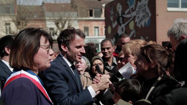 O atual presidente francês, candidato presidencial centrista à reeleição, Emmanuel Macron, se reúne com moradores enquanto faz campanha em Denain, no norte da França, em 11 de abril de 2022. - Sputnik Brasil