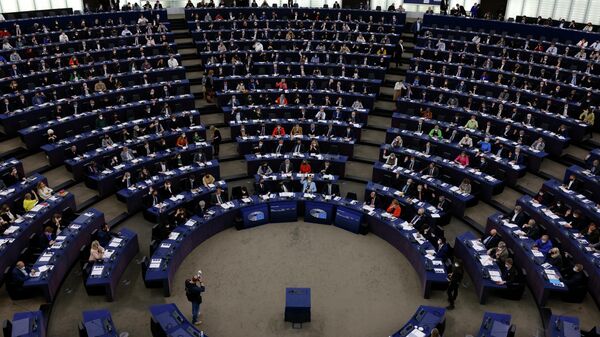 Parlamentares participam de debate para fortalecer a aplicação do princípio da igualdade de remuneração por trabalho igual, ou trabalho de igual valor entre homens e mulheres, no Parlamento Europeu, em 5 de abril de 2022 - Sputnik Brasil