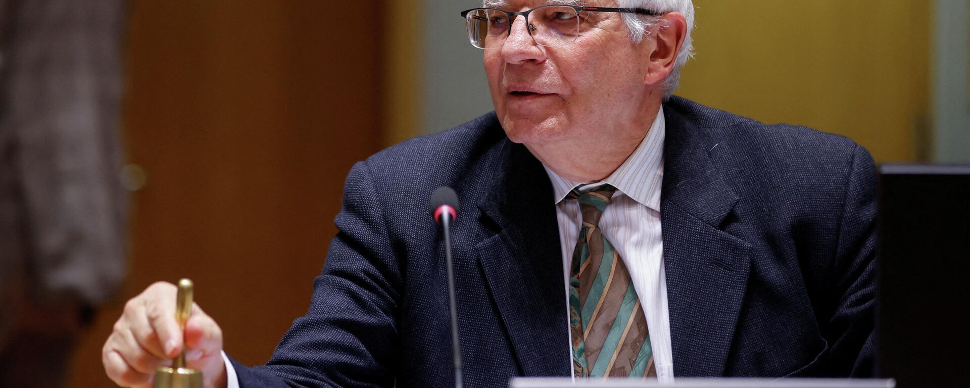 O chefe das Relações Exteriores da União Europeia (UE), Josep Borrell, toca um sino no dia de um Conselho de Relações Exteriores, em Bruxelas, Bélgica, 21 de março de 2022 - Sputnik Brasil, 1920, 11.04.2022
