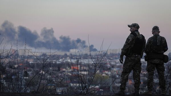 Soldados ucranianos observam uma coluna de fumaça em Carcóvia, Ucrânia, 7 de abril de 2022 - Sputnik Brasil