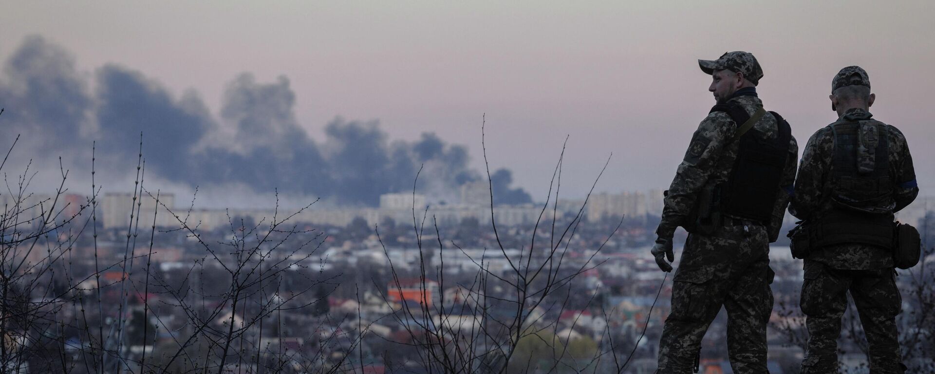 Soldados ucranianos observam uma coluna de fumaça em Carcóvia, Ucrânia, 7 de abril de 2022 - Sputnik Brasil, 1920, 11.04.2022