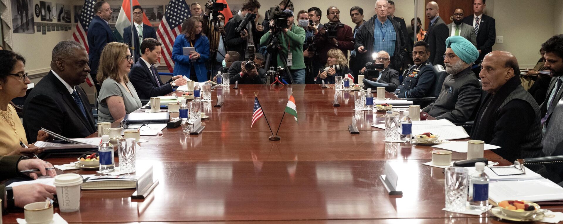 Secretário da Defesa dos EUA, Lloyd J. Austin, recebe o ministro da Defesa indiano, Rajnath Singh, no Pentágono, em 11 de abril de 2022. - Sputnik Brasil, 1920, 11.04.2022