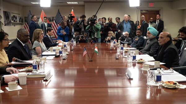 Secretário da Defesa dos EUA, Lloyd J. Austin, recebe o ministro da Defesa indiano, Rajnath Singh, no Pentágono, em 11 de abril de 2022. - Sputnik Brasil