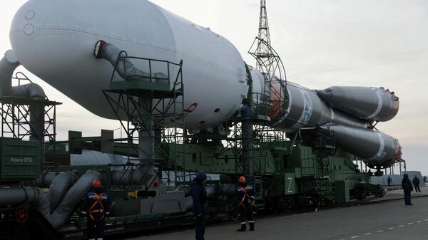 Um foguete Soyuz-2.1b de estágio Fregat com satélites da empresa britânica OneWeb é removido de uma plataforma após o lançamento ter sido cancelado no Cosmódromo de Baikonur, no Cazaquistão, em 4 de março de 2022 - Sputnik Brasil