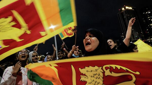 Manifestantes durante protestos em massa no Sri Lanka, 11 de abril de 2022 - Sputnik Brasil