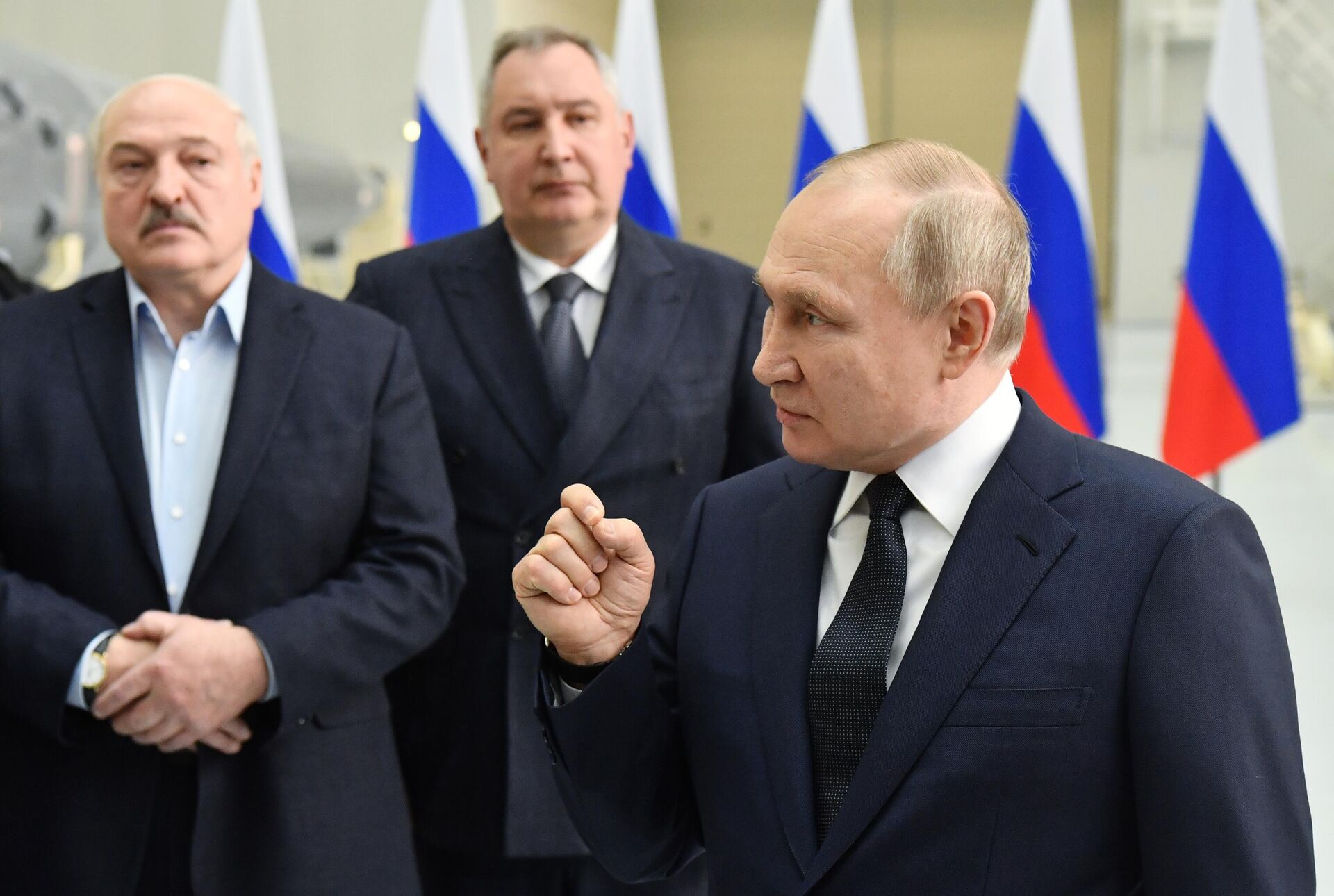 Presidente russo, Vladimir Putin, durante visita ao cosmódromo Vostochny com seu homólogo belarusso, Aleksandr Lukashenko, região russa de Amur, 12 de abril de 2022 - Sputnik Brasil, 1920, 15.05.2022