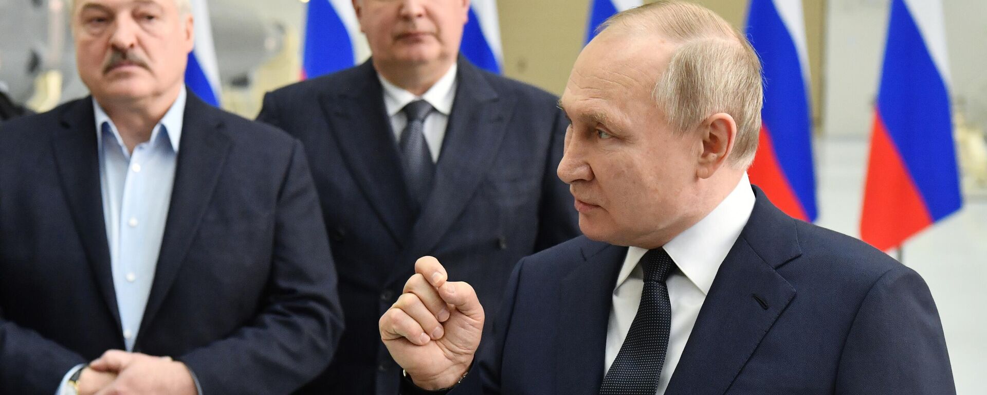 Presidente russo, Vladimir Putin, durante visita ao cosmódromo Vostochny com seu homólogo belarusso, Aleksandr Lukashenko, região russa de Amur, 12 de abril de 2022 - Sputnik Brasil, 1920, 12.04.2022