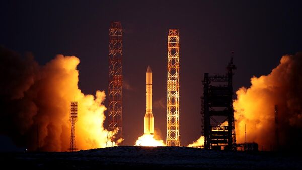 Lançamento do foguete transportador Proton-M com o estágio superior Breeze-M e as espaçonaves Express-AMU3 e Express-AMU7 do complexo de lançamento do Cosmódromo de Baikonur, no Cazaquistão (foto de arquivo) - Sputnik Brasil
