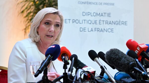 Marine Le Pen, membro do partido Reagrupamento Nacional (Rassemblement National, em francês), dá coletiva de imprensa em Paris, França, 13 de abril de 2022 - Sputnik Brasil