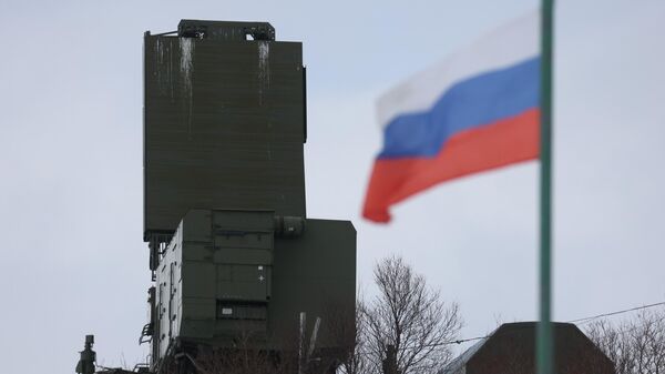 Na região russa de Murmansk, um veículo de radar do sistema de defesa antiaérea S-400 Triumph é estacionado na base de Gadzhiyevo, em 7 de abril de 2022 - Sputnik Brasil