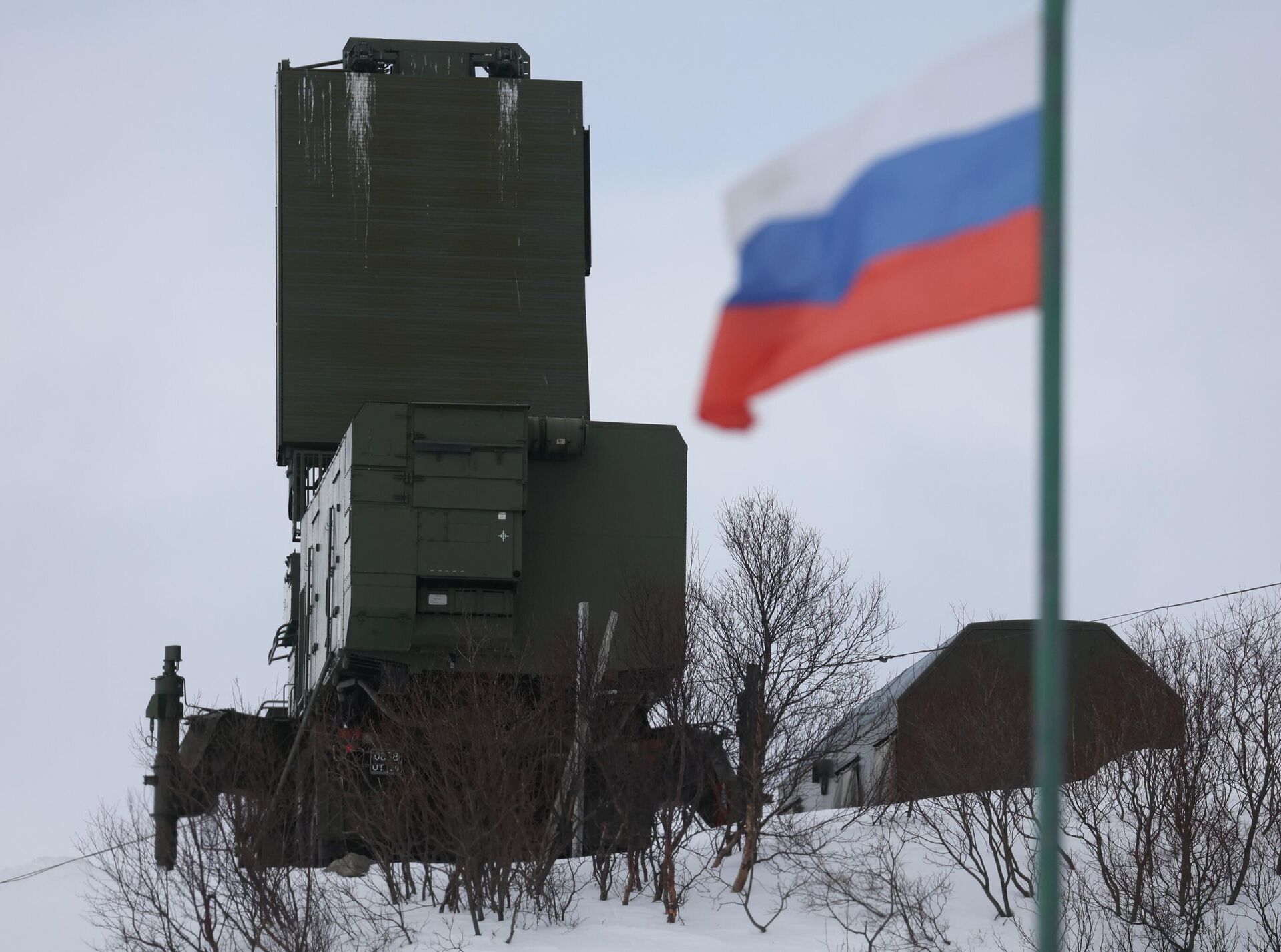 Na região russa de Murmansk, um veículo de radar do sistema de defesa antiaérea S-400 Triumph é estacionado na base de Gadzhiyevo, em 7 de abril de 2022 - Sputnik Brasil, 1920, 18.04.2022