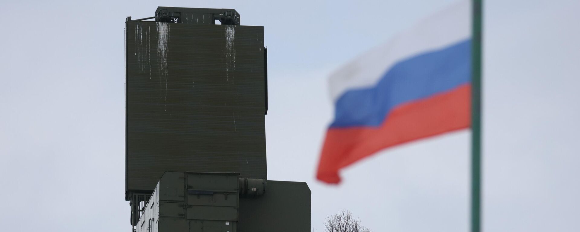 Na região russa de Murmansk, um veículo de radar do sistema de defesa antiaérea S-400 Triumph é estacionado na base de Gadzhiyevo, em 7 de abril de 2022 - Sputnik Brasil, 1920, 28.07.2022