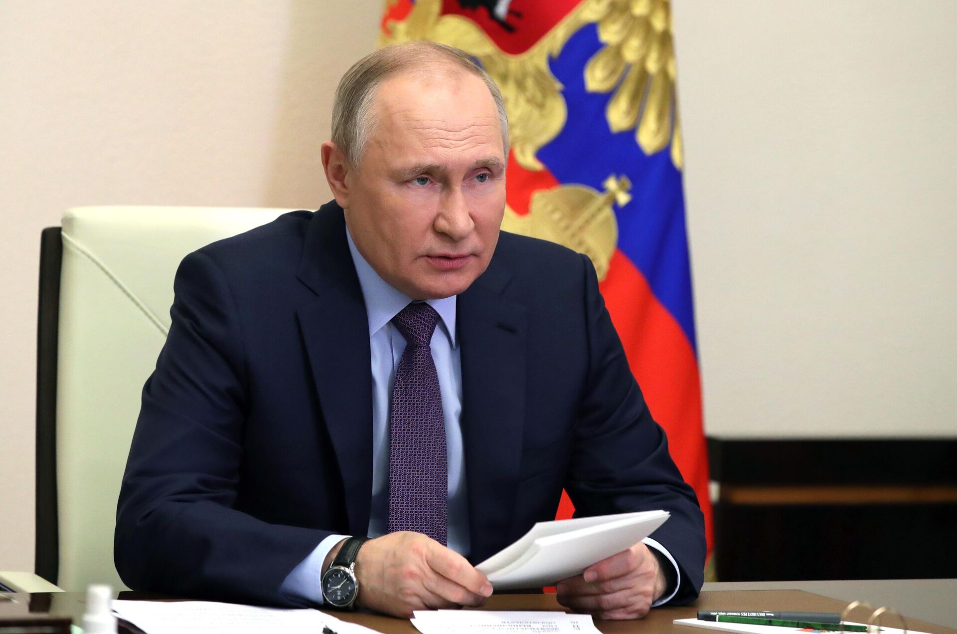 Vladimir Putin, presidente da Rússia, durante videoconferência sobre a situação do mercado do petróleo e do gás, 14 de abril de 2022 - Sputnik Brasil, 1920, 26.04.2022
