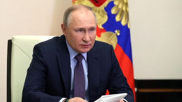 Vladimir Putin, presidente da Rússia, durante videoconferência sobre a situação dos mercados do petróleo e do gás, 14 de abril de 2022 - Sputnik Brasil