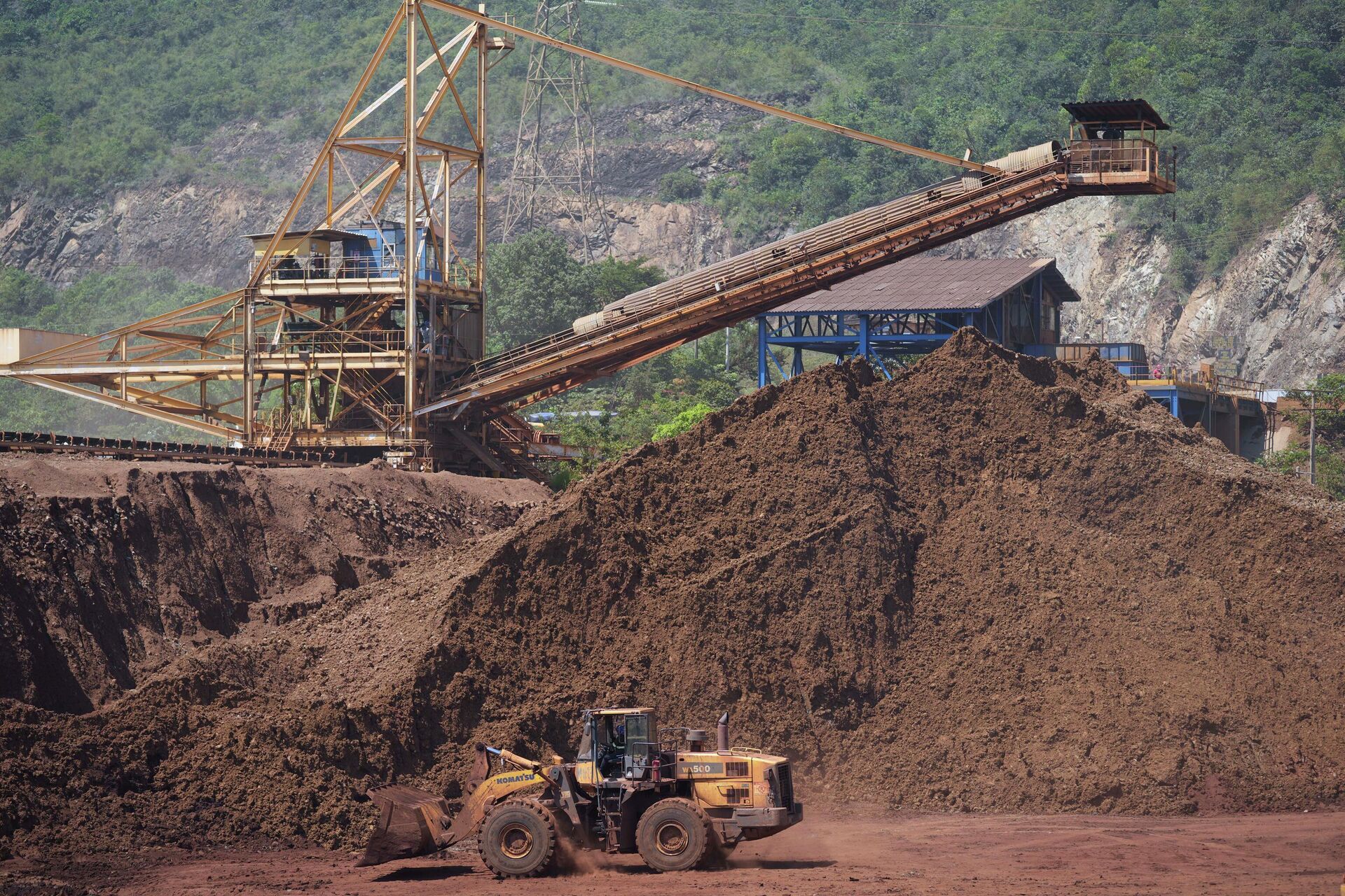 Em Izabal, na Guatemala, equipamentos permanecem inativos em mina de níquel da empresa suíça Solway Investment Group, próximo ao lafo El Estor, em 26 de outubro de 2021 - Sputnik Brasil, 1920, 14.04.2022