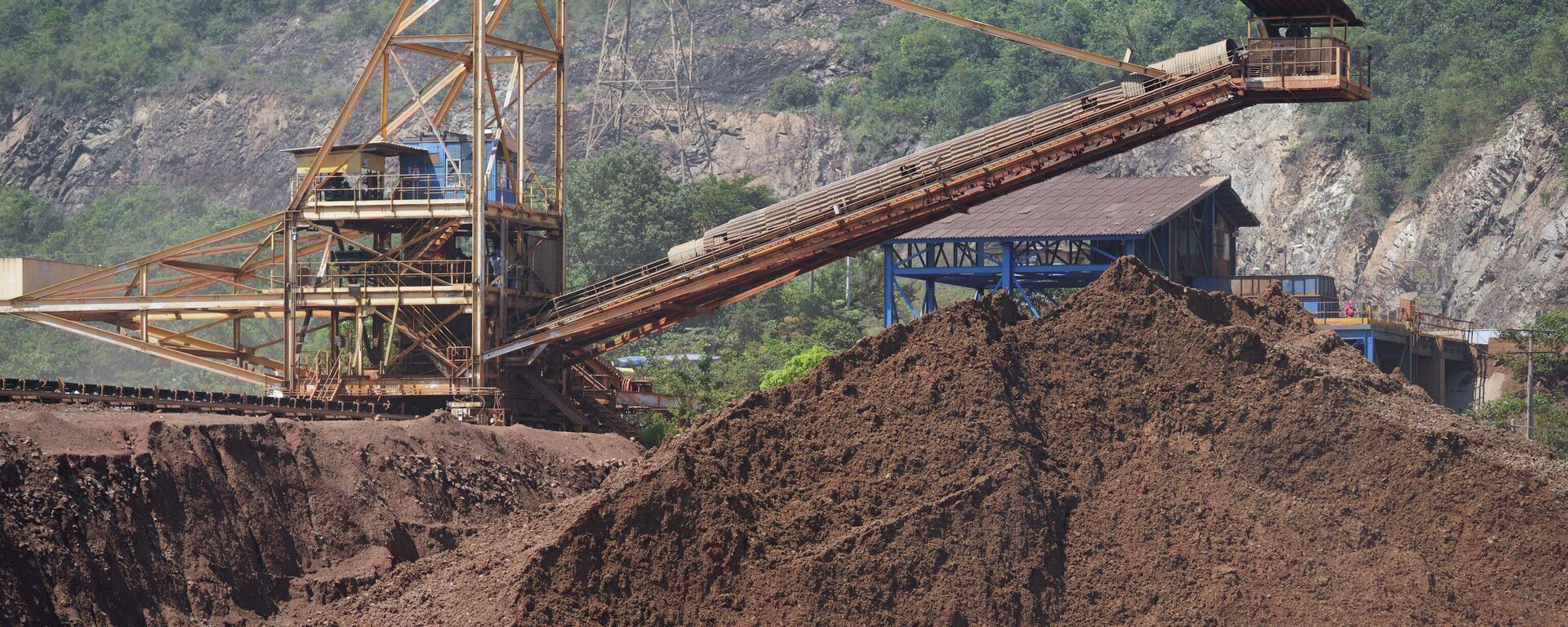 Em Izabal, na Guatemala, equipamentos permanecem inativos em mina de níquel da empresa suíça Solway Investment Group, próximo ao lafo El Estor, em 26 de outubro de 2021 - Sputnik Brasil, 1920, 30.08.2023