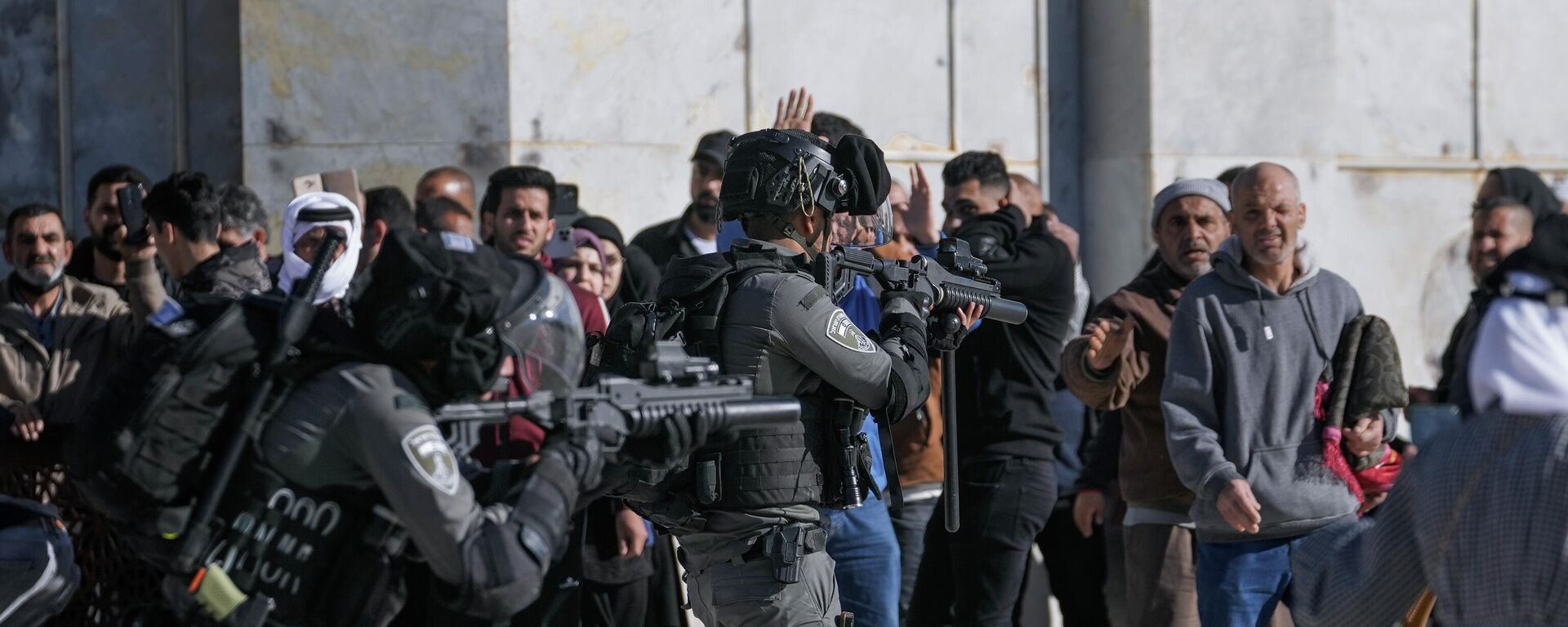 Forças de segurança israelenses apontam armas para palestinos no complexo da mesquita de Al-Aqsa, em Jerusalém, em 15 de abril de 2022 - Sputnik Brasil, 1920, 16.04.2022