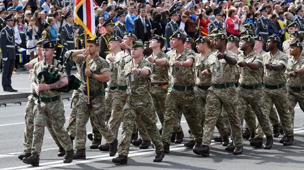 Militares do Reino Unido marcham durante parada militar em Kiev, 24 de agosto de 2017 - Sputnik Brasil