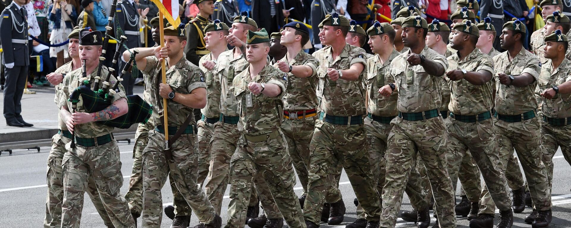 Militares do Reino Unido marcham durante parada militar em Kiev, 24 de agosto de 2017 - Sputnik Brasil, 1920, 16.04.2022