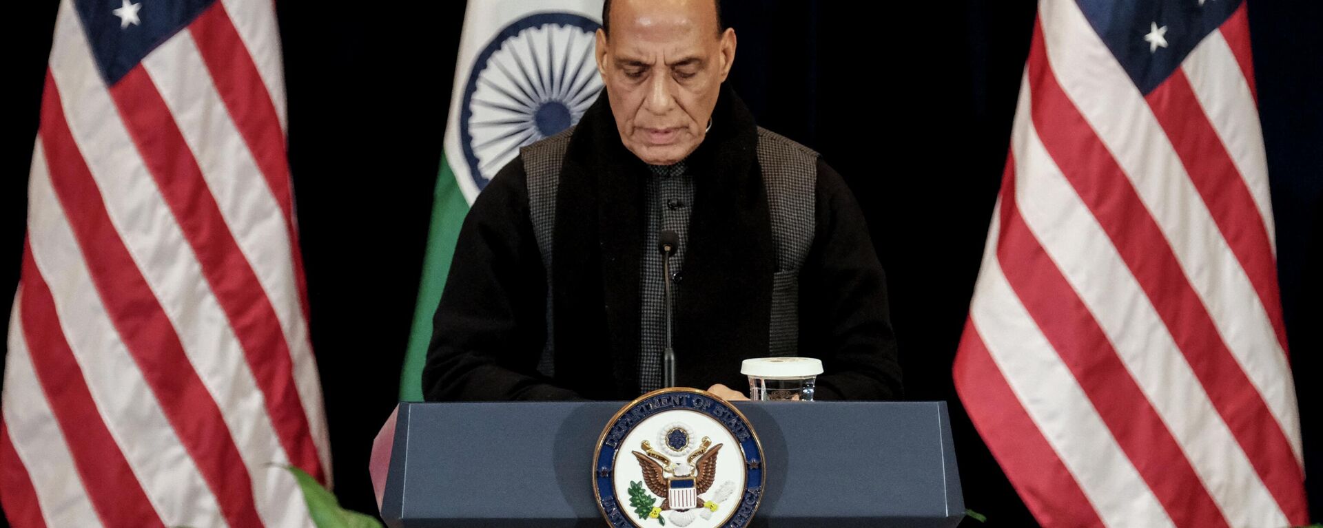 Rajnath Singh, ministro da Defesa da Índia, durante coletiva de imprensa conjunta envolvendo os responsáveis da Defesa e das Relações Exteriores indianos e americanos em Washington, EUA, 11 de abril de 2022 - Sputnik Brasil, 1920, 16.04.2022