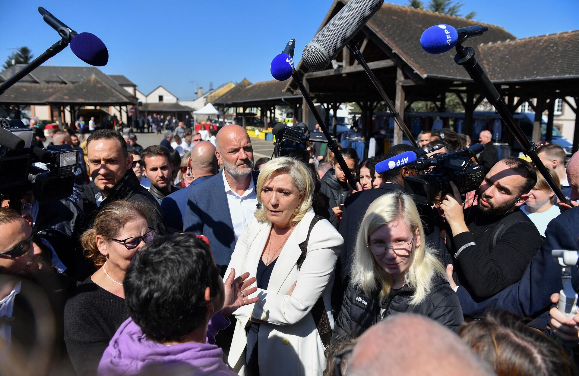 A candidata presidencial Marine Le Pen ouve eleitores durante uma visita de campanha a Saint-Remy-sur-Avre, noroeste da França, 16 de abril de 2022 - Sputnik Brasil, 1920, 22.04.2022