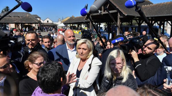 A candidata presidencial Marine Le Pen ouve eleitores durante uma visita de campanha a Saint-Remy-sur-Avre, noroeste da França, 16 de abril de 2022 - Sputnik Brasil