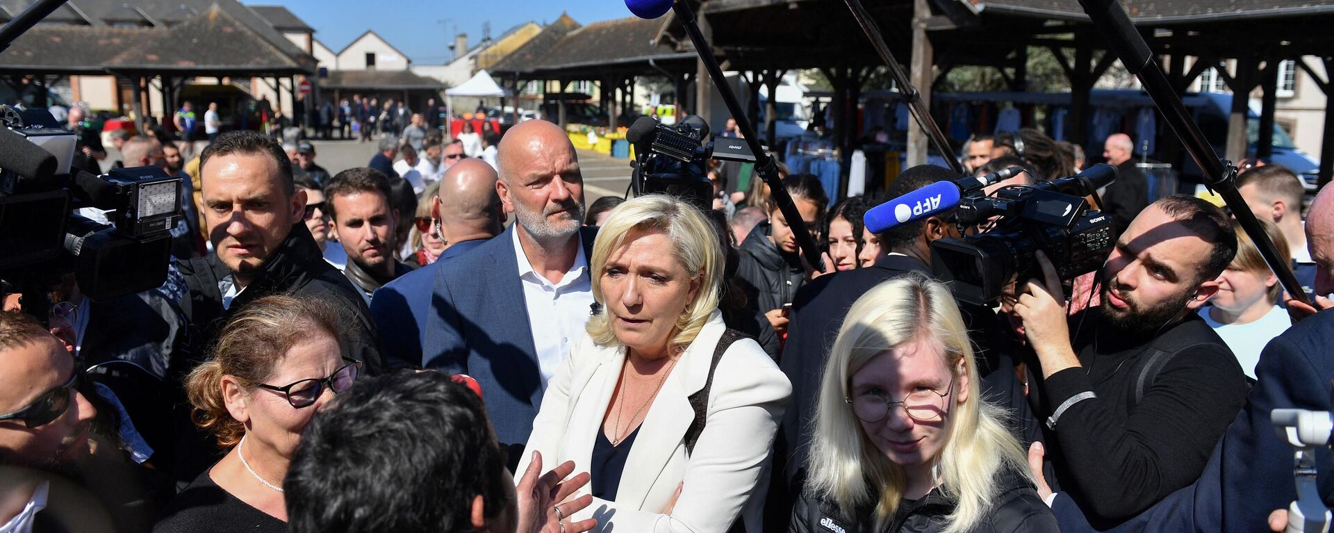 A candidata presidencial Marine Le Pen ouve eleitores durante uma visita de campanha a Saint-Remy-sur-Avre, noroeste da França, 16 de abril de 2022 - Sputnik Brasil, 1920, 16.04.2022