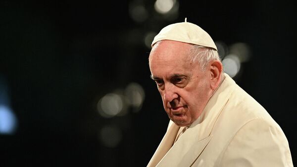 Papa Francisco se prepara para partir depois de presidir a Via Sacra na Sexta-feira Santa, no monumento do Coliseu em Roma, Itália, 15 de abril de 2022 - Sputnik Brasil