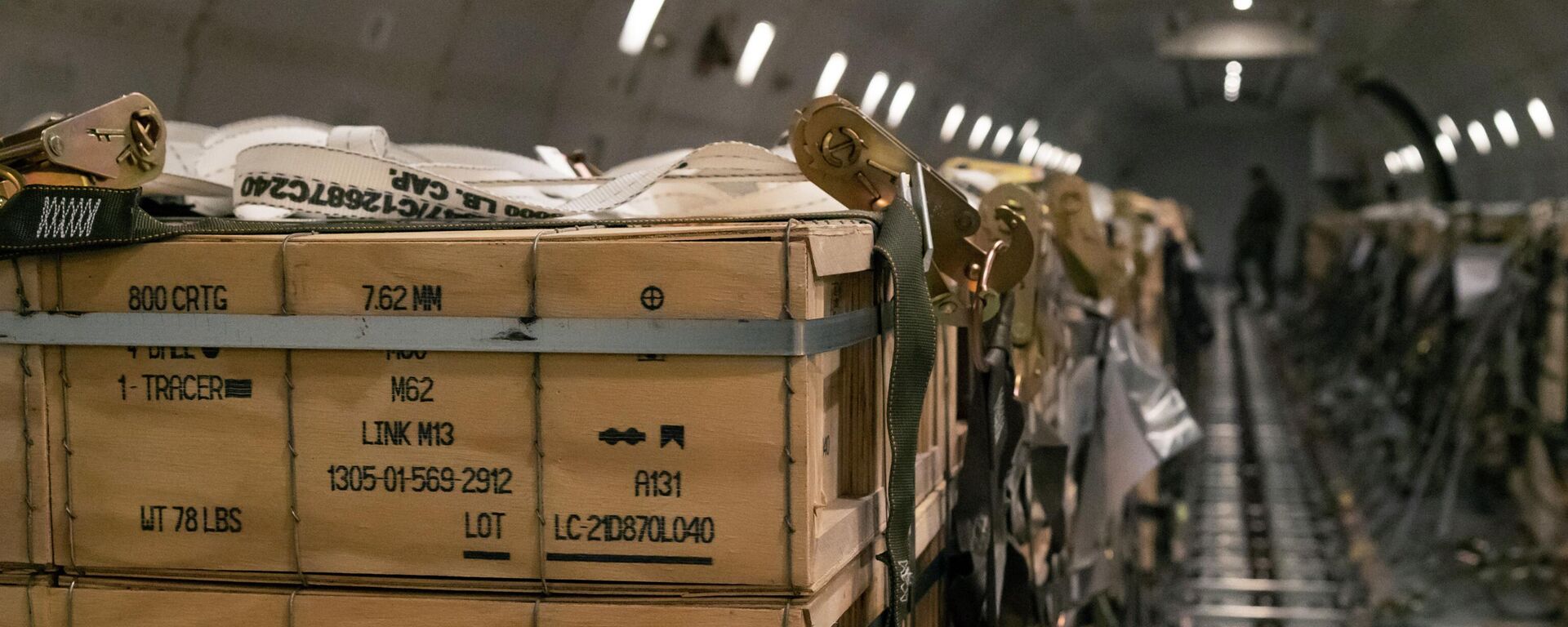 Paletes de munição, armas e outros equipamentos com destino à Ucrânia são carregados em avião por membros do 436º Esquadrão Aéreo do Porto durante uma missão de vendas militares estrangeiras na Base Aérea de Dover, no estado norte-americano de Delaware, em 30 de janeiro de 2022 - Sputnik Brasil, 1920, 16.04.2024