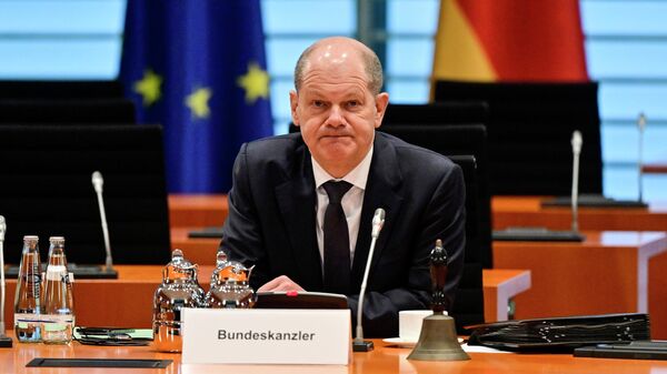 O chanceler alemão, Olaf Scholz, aguarda o início de reunião semanal de gabinete, em Berlim, 13 de abril de 2022 - Sputnik Brasil