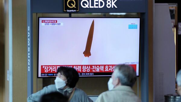 Em uma estação de trem em Seul, na Coreia do Sul, uma tela mostra um programa de televisão reportando um novo teste de armas realizado pela Coreia do Norte, em 17 de abril de 2022 - Sputnik Brasil