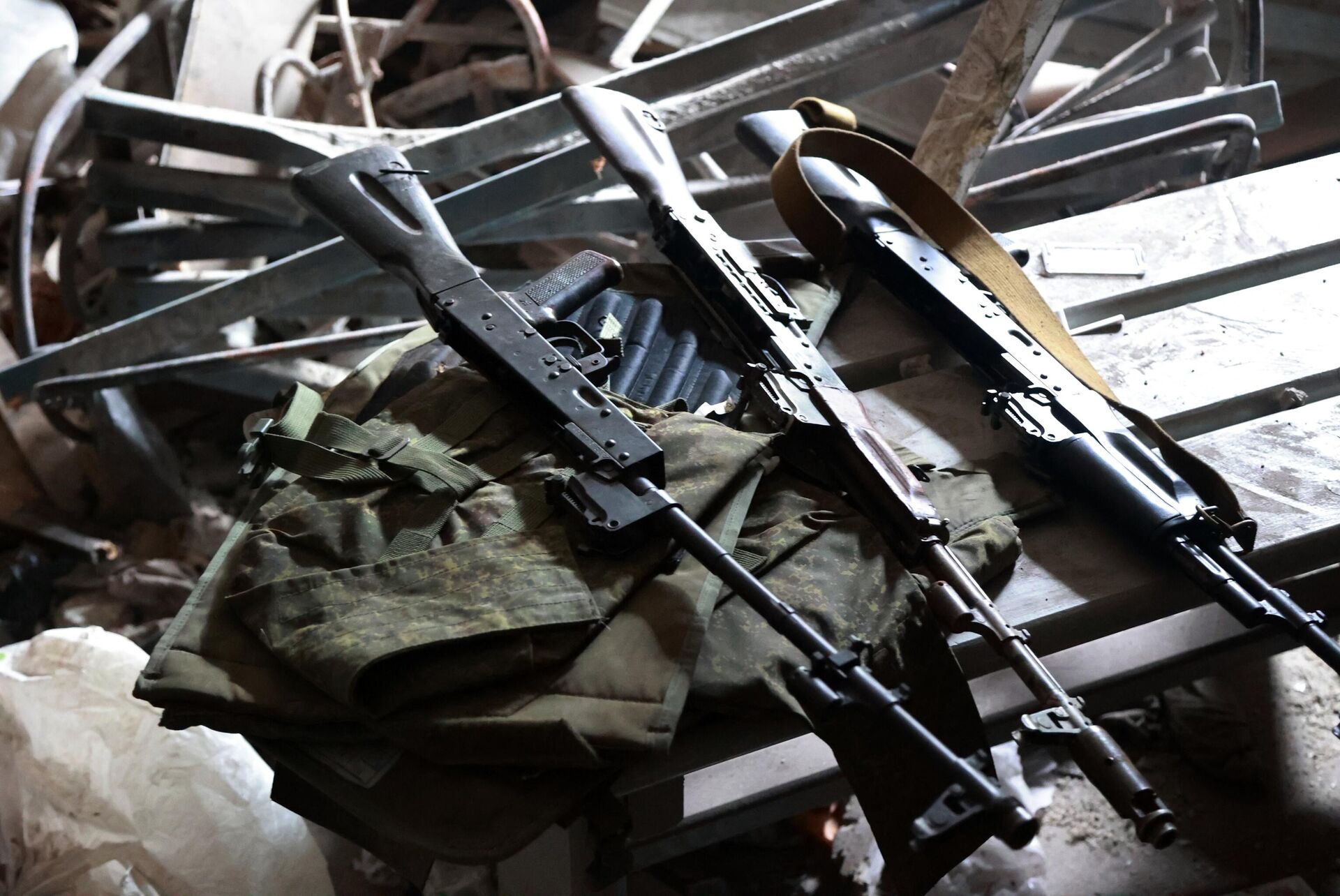 Armas em prédio capturado de nacionalistas ucranianos em Mariupol - Sputnik Brasil, 1920, 17.07.2022
