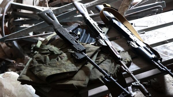 Armas em prédio capturado de nacionalistas ucranianos em Mariupol - Sputnik Brasil