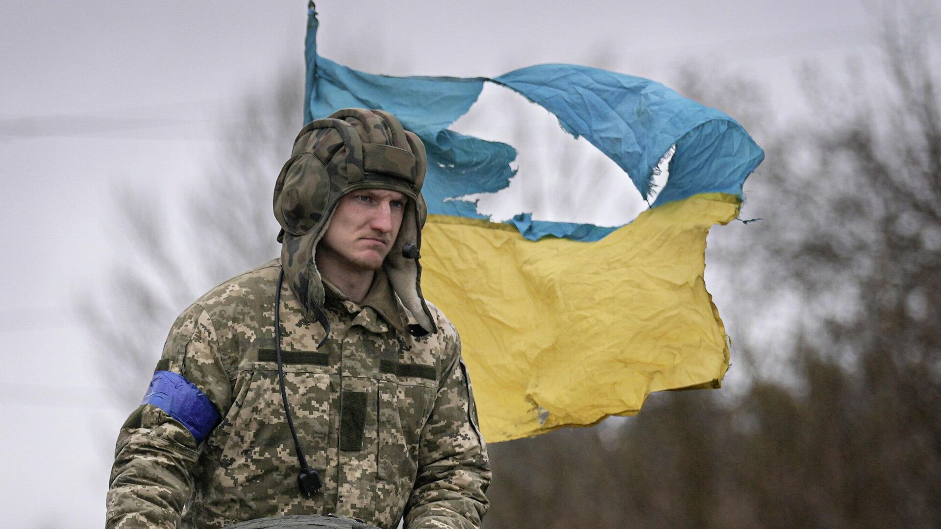Soldado ucraniano em tanque com bandeira da Ucrânia, arredores de Kiev, 2 de abril de 2022 - Sputnik Brasil, 1920, 01.02.2024