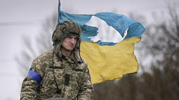Soldado ucraniano em tanque com bandeira da Ucrânia, arredores de Kiev, 2 de abril de 2022 - Sputnik Brasil