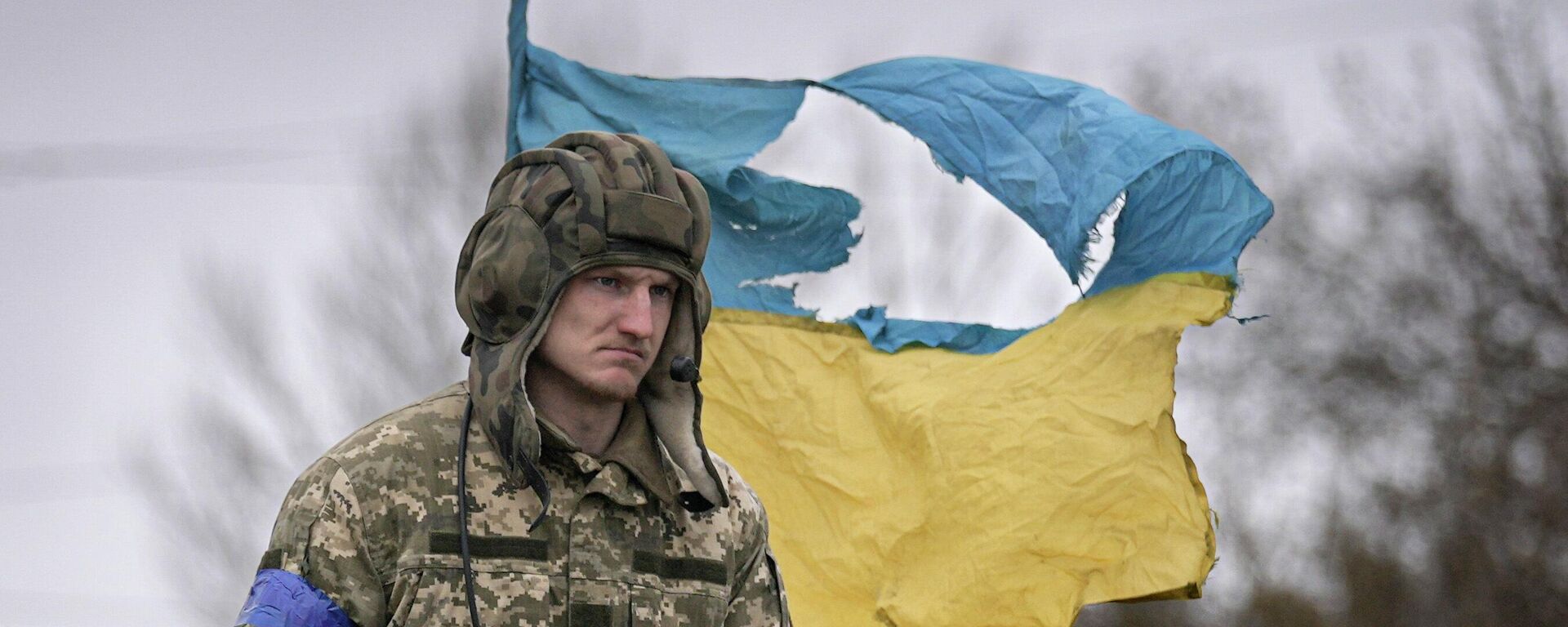 Soldado ucraniano em tanque com bandeira da Ucrânia, arredores de Kiev, 2 de abril de 2022 - Sputnik Brasil, 1920, 01.09.2022