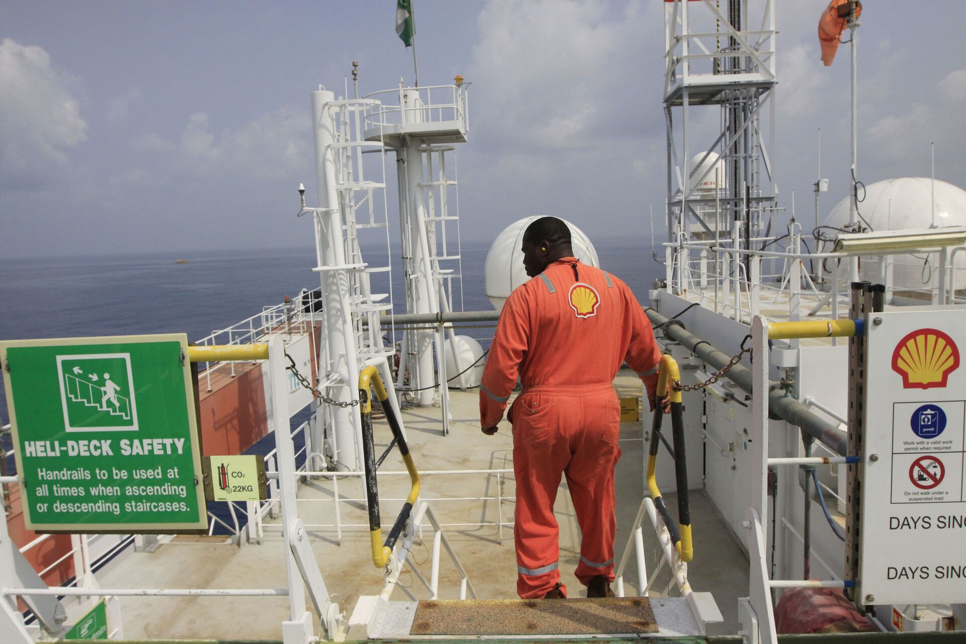 Foto de arquivo: um trabalhador não identificado da Shell a bordo do navio de petróleo offshore Bonga, na costa da Nigéria, 26 de dezembro de 2011 - Sputnik Brasil, 1920, 02.02.2023