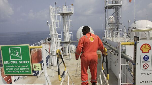 Foto de arquivo: um trabalhador não identificado da Shell a bordo do navio de petróleo offshore Bonga, na costa da Nigéria, 26 de dezembro de 2011 - Sputnik Brasil