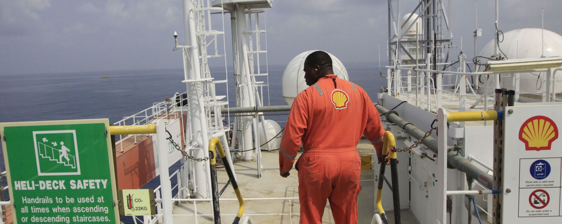 Foto de arquivo: um trabalhador não identificado da Shell a bordo do navio de petróleo offshore Bonga, na costa da Nigéria, 26 de dezembro de 2011 - Sputnik Brasil, 1920, 18.04.2022