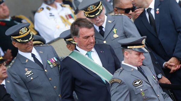 O presidente Jair Bolsonaro (PL) participa de cerimônia do Dia do Exército, com a Imposição da Ordem do Mérito Militar e da Medalha Exército Brasileiro, em Brasília, DF, 19 de abril de 2022  - Sputnik Brasil