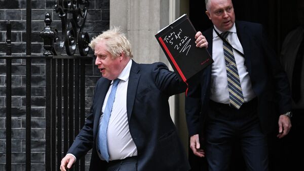 O primeiro-ministro britânico, Boris Johnson, deixa Downing Street 10, em Londres, para fazer uma declaração na Câmara dos Comuns, 19 de abril de 2022 - Sputnik Brasil